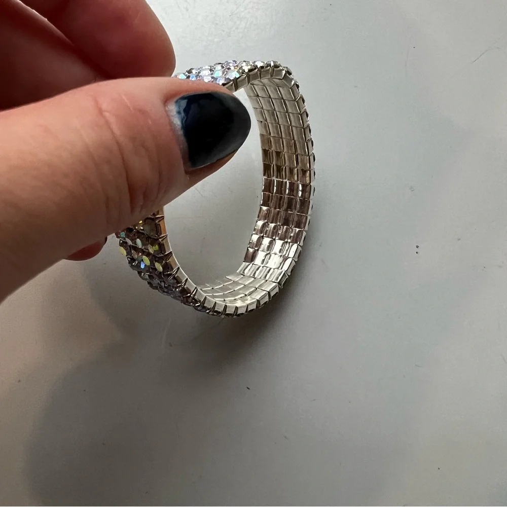 ✨Sleek & lux pave diamond Girls’ stretch bracelet